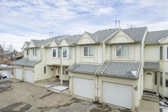 468 Woodbine Blvd SW in Calgary, AB - Building Photo - Building Photo