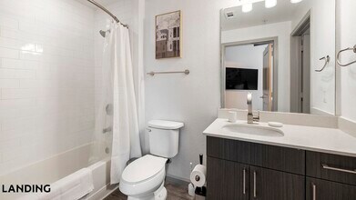 1001 S Center St in Arlington, TX - Foto de edificio - Building Photo