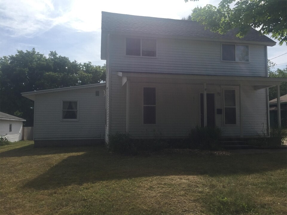 621 Hutchinson St in Big Rapids, MI - Building Photo