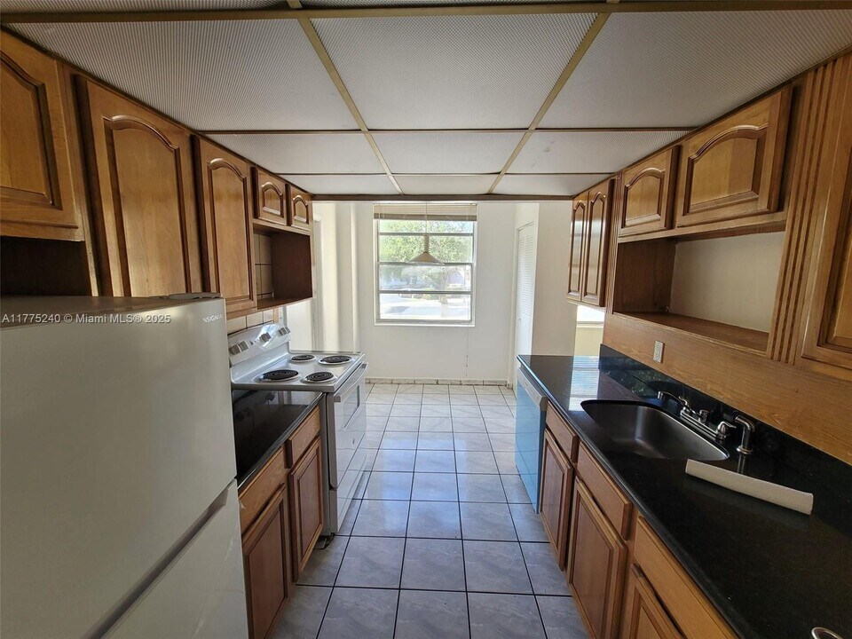 16400 NE 17th Ave in North Miami Beach, FL - Building Photo