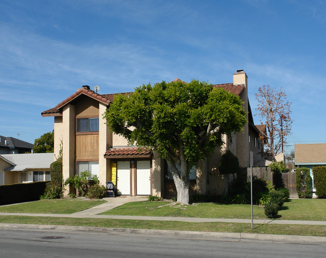 4051 Farquhar Ave in Los Alamitos, CA - Foto de edificio - Building Photo