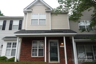 1725 Forest Side Ln in Charlotte, NC - Building Photo