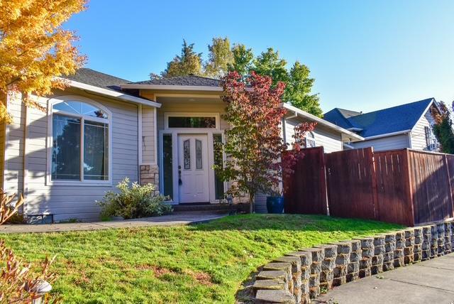 2914 Farmington Ave in Medford, OR - Building Photo