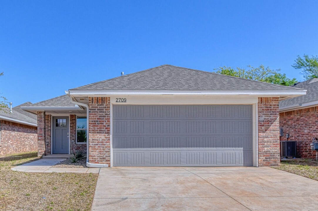2709 Clifton Ter in Norman, OK - Foto de edificio