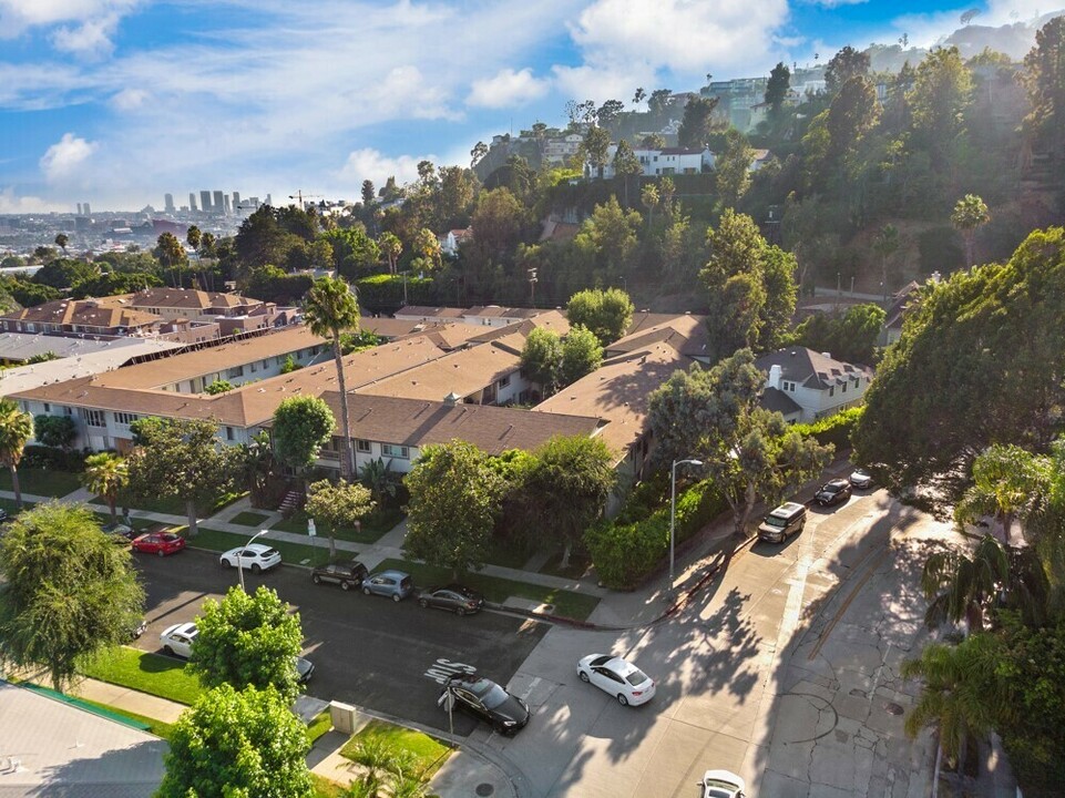 1633 N Laurel Ave in Los Angeles, CA - Building Photo