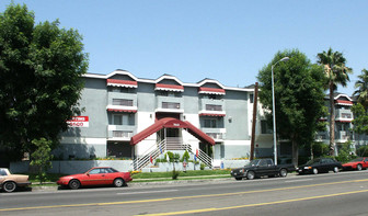 7045 Woodley Ave in Van Nuys, CA - Building Photo