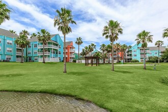 Residence at West Beach in Galveston, TX - Foto de edificio - Building Photo