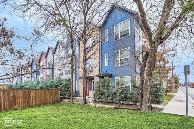 301 E Lamar St