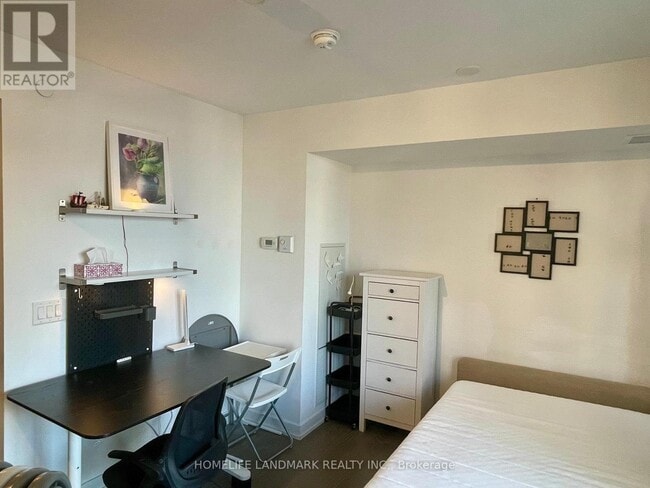 11-1011 Wellesley St W