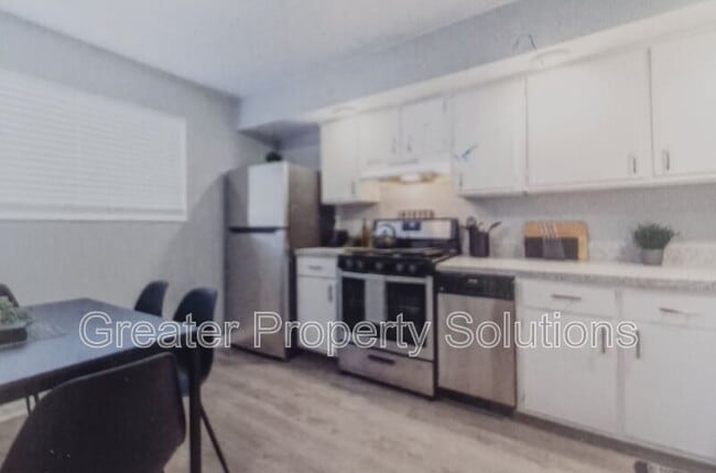5112 NW Kalivas Cir in Riverside, MO - Building Photo - Building Photo