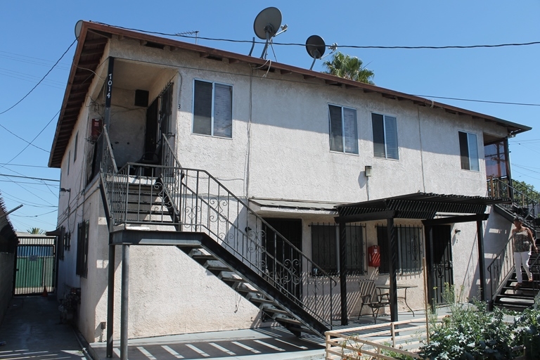 7016 S Western Ave in Los Angeles, CA - Building Photo