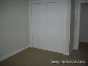26 New Derby St, Unit 407 in Salem, MA - Foto de edificio - Building Photo