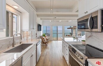 42510 Pacific Coast Hwy in Malibu, CA - Foto de edificio - Building Photo