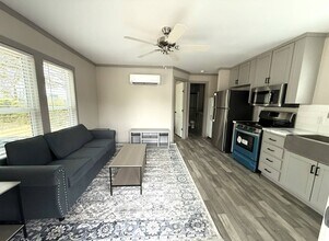 11 La Posada Cir in Austin, TX - Building Photo - Building Photo