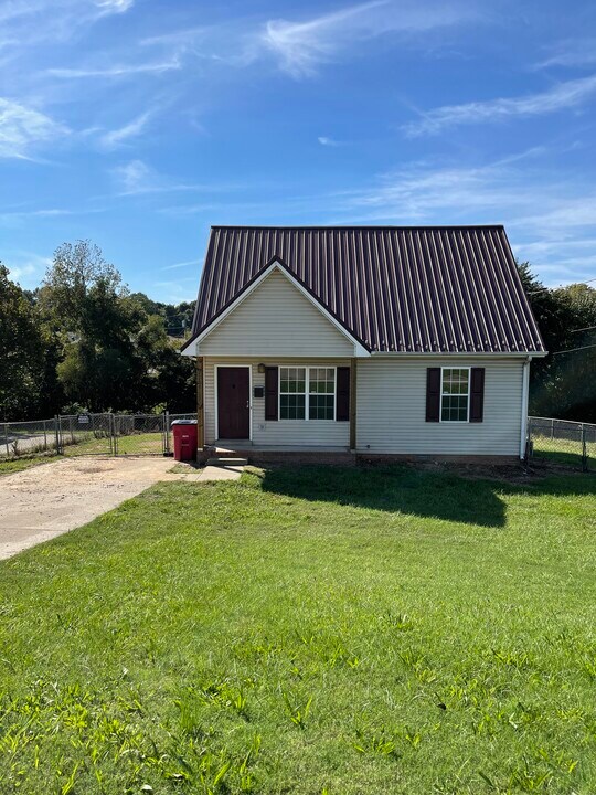 2769 N Whitfield Rd in Clarksville, TN - Building Photo