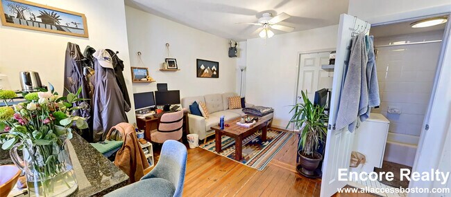 37 Cooper St, Unit 4 in Boston, MA - Foto de edificio - Building Photo