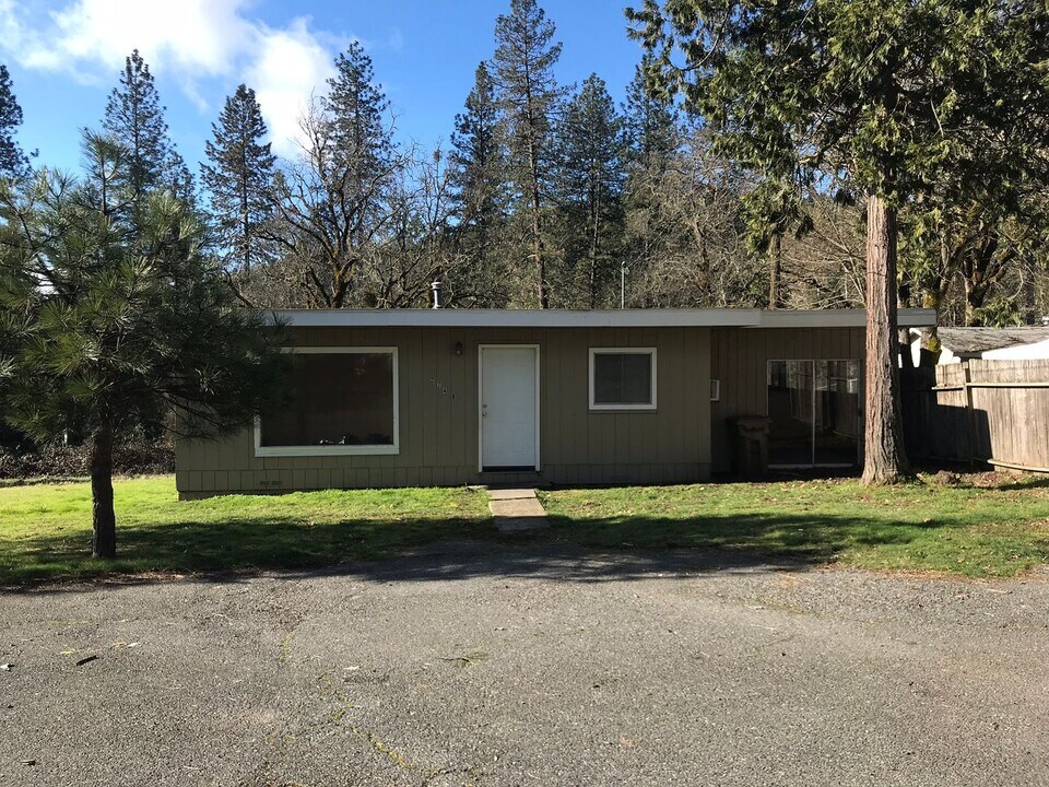2802-2802 NW Highland Ave in Grants Pass, OR - Building Photo