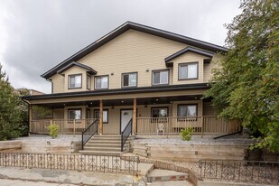 4917 55 St in Red Deer, AB - Building Photo