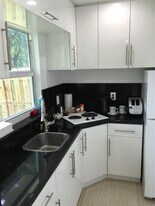 223 SW 10th St in Hallandale Beach, FL - Building Photo