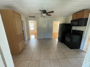 16 Laurier St, Unit 2nd Floor 2 Bedroom in Manchester, NH - Building Photo - Building Photo