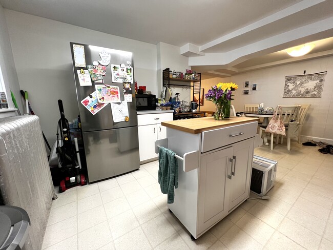 1750 Beacon St, Unit 10 in Brookline, MA - Building Photo - Building Photo