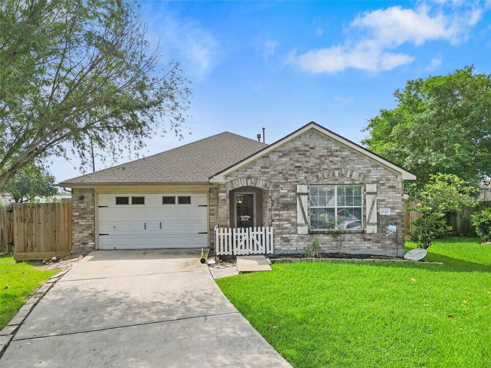 25211 Barmby Dr in Tomball, TX - Building Photo