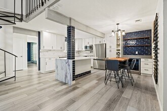 9436 Amberton Pkwy in Dallas, TX - Building Photo - Building Photo