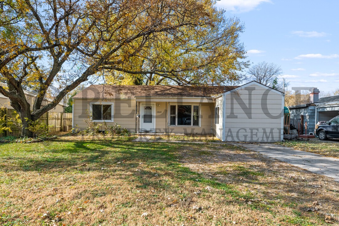 1925 S Elizabeth St in Wichita, KS - Building Photo