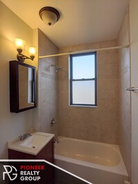 818 W Diversey Pky, Unit X in Chicago, IL - Building Photo - Building Photo