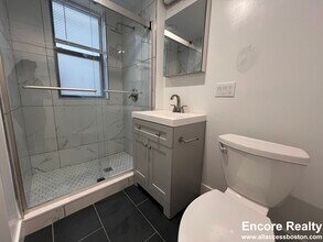 11 Peterborough St, Unit 8 in Boston, MA - Foto de edificio - Building Photo