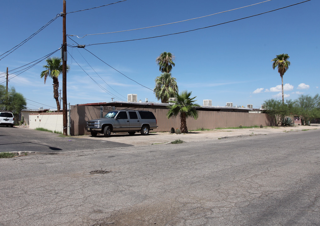 El Sahuaro Apartments in Tucson, AZ - Building Photo