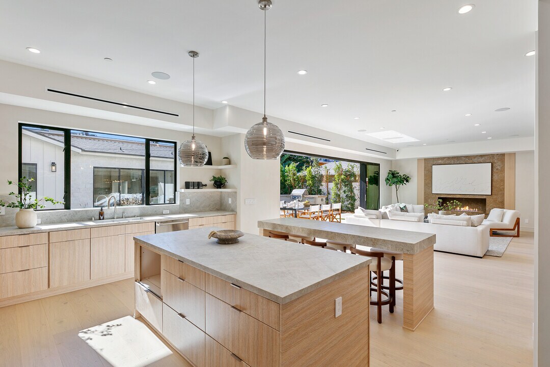 13944 Valleyheart Dr in Sherman Oaks, CA - Foto de edificio