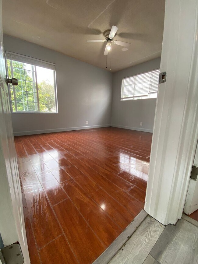 1052 Justin Ave in Glendale, CA - Foto de edificio - Building Photo