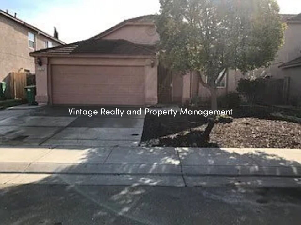 2730 Tecumseh Ln in Stockton, CA - Building Photo