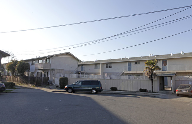 Belvedere Court Apartments in Hayward, CA - Building Photo - Building Photo