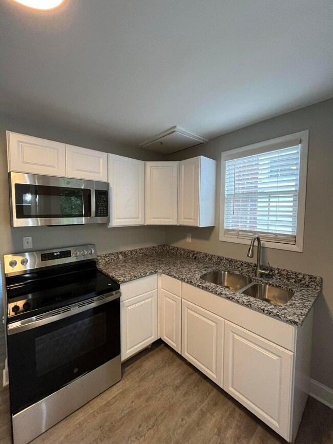 property at 11 E Kelso Rd