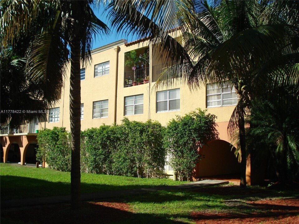 1305 W 53rd St in Hialeah, FL - Building Photo