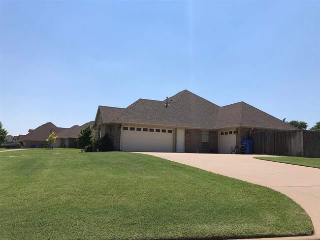 1001 Hummingbird Dr. in Cache, OK - Building Photo - Building Photo