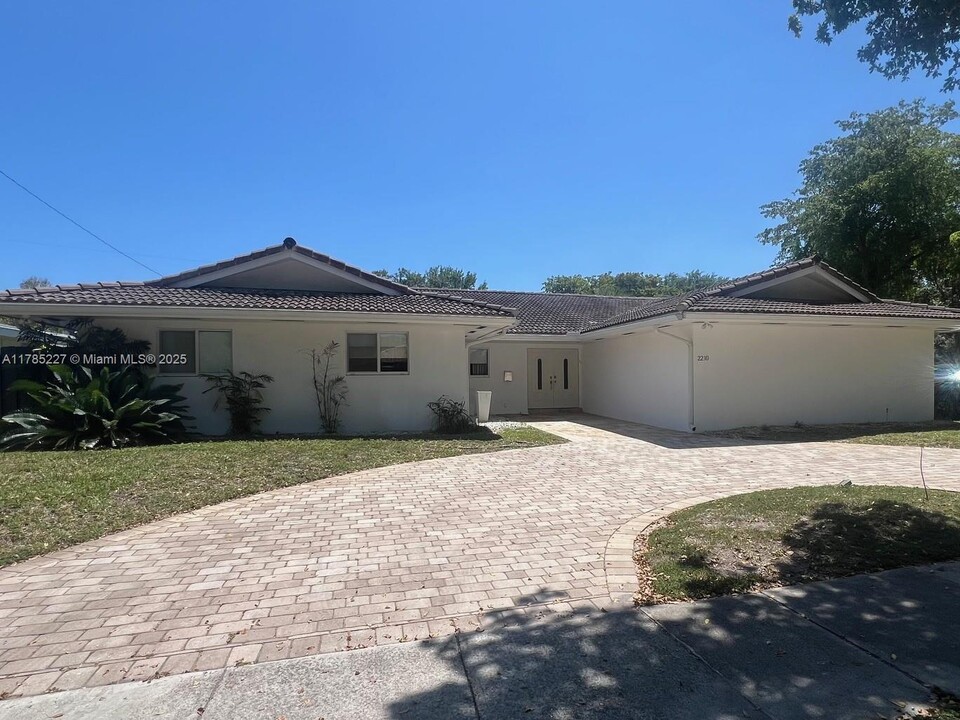 2210 NE 202nd St in Miami, FL - Foto de edificio