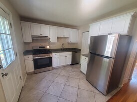 174 Pine St, Unit 27 in Holbrook, MA - Building Photo