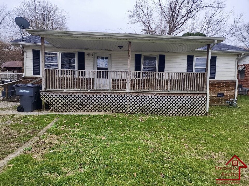 1202 Pleasant View Dr in Cookeville, TN - Building Photo
