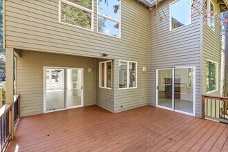 3321 SW Vesta Ct in Portland, OR - Building Photo - Building Photo