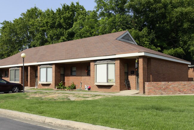 Garden Wall Apartments in Conway, AR - Foto de edificio - Building Photo