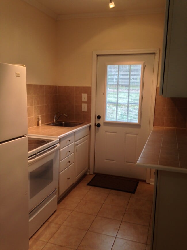 1240 Robinhood Cir