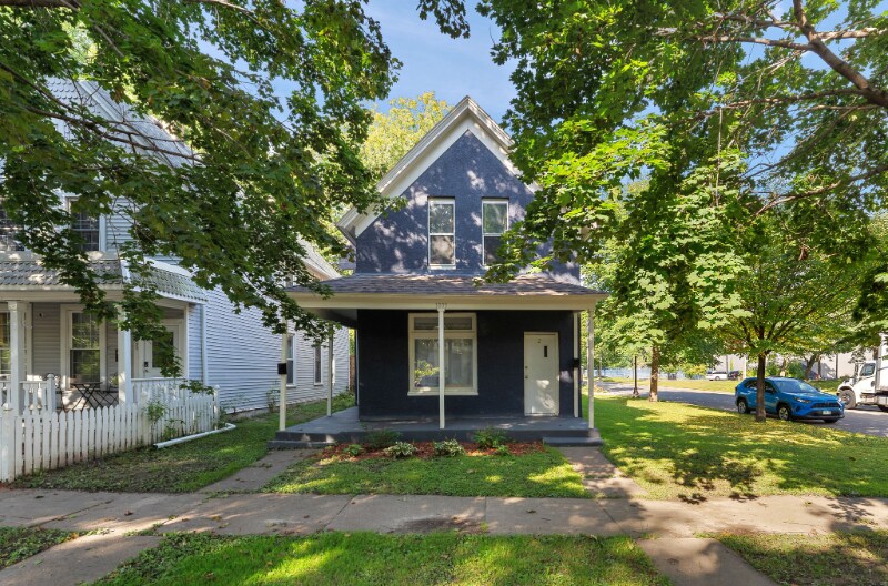1039 Victoria St N in St. Paul, MN - Building Photo