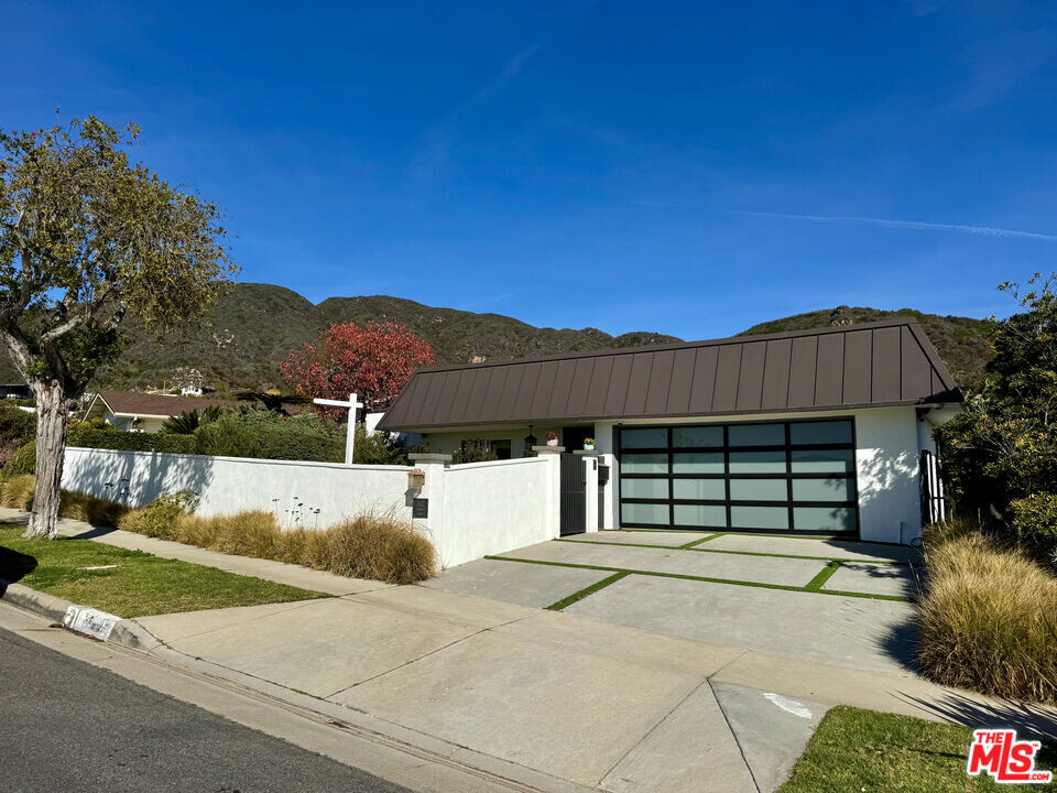 3612 Surfwood Rd in Malibu, CA - Building Photo