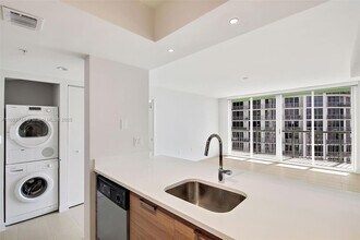 1756 N Bayshore Dr, Unit 26O in Miami, FL - Building Photo - Building Photo