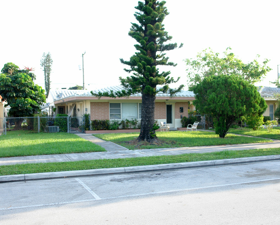 1955 NE 171st St in Miami, FL - Building Photo