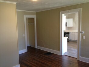 43 Nicholson St, Unit 43.5 Rear Apartment in Rochester, NY - Foto de edificio - Building Photo
