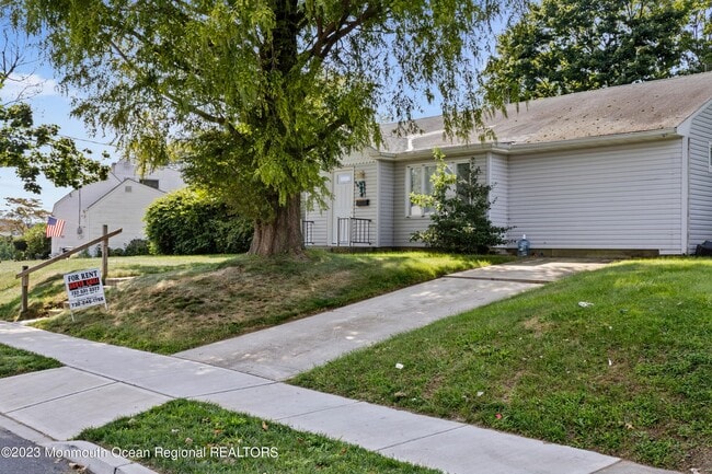 property at 988 Woodgate Ave